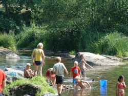Camping des 2 Rives Spelen in de rivier